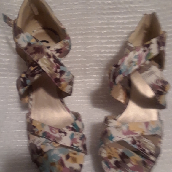 Guess Floral Print Platforms Sandals - Picture 2 of 6